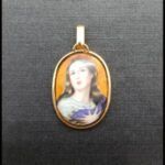 Colgante oro amarillo 18k con imagen a color de la virgen Inmaculada