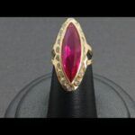 Anillo oro amarillo 18k tipo lanzadera con circonita corinta rodeada de circonitas blancas nº 6