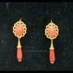Pendientes oro amarillo 18k labrados con piñón de coral desmontables