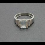 Anillo oro blanco 18k con piedra rectangular rodeadad de puntas de brillantes nº 21