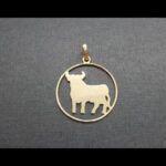 Colgante oro amarillo 18k con forma de toro
