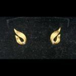 Pendientes oro amarillo 18k acabado mate con forma de hoja con puntas de brillantes, cierre tipo omega