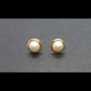 Pendientes oro amarillo 18 qt con perlas blancas ;cierre forma mariposa