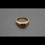 Sello oro amarillo 18 qt nº 19 con piedra roja
