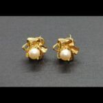 Pendientes oro amarillo 18k forma de flor con perla en el centro, cierre tipo omega
