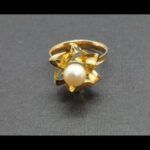 Anillo oro amarillo 18k con forma de flor y perla en el centro nº 19,5