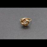 Anillo oro amarillo 18k con forma entrelazada y circonita en el centro nº 11