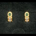 Pendientes oro amarillo 18k con circonitas y piedra de color verde, cierre tipo omega