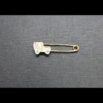 Alfiler oro amarillo 18k para bebe con forma de coche