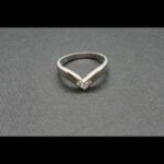 Anillo oro blanco 18k con forma de pico con tres brillantes de 0,03qtes cada uno, total 0,09 qtes nº 15