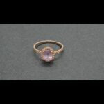 Anillo oro rosa 18k con piedra de color lila rodeada de circonitas nº 17