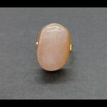 Anillo oro amarillo 18 qt nº12 con piedra de cuarzo rosa sobre banda oro