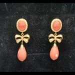 Pendientes oro amarillo 18k con cara y piñón de coral decorada con circonitas, cierre tipo omega