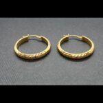 Argollas oro amarillo 18k con dibujos formando rayas