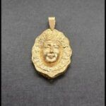 Colgante oro amarillo 18k de la cara de la Virgen del Rocio