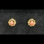 Pendientes oro amarillo 18k con bola en el centro de color roja, cierre tipo omega