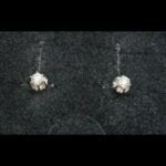 Pendientes oro blanco 18k con brillante de 0,2qtes cada uno, engarzados en garras, cierre tipo mariposa