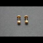 Pendientes oro amarillo 18k con forma de bola con rayitas, cierre de rosca