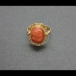 Anillo oro amarillo 18k con carita de coral