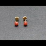 Pendientes oro amarillo 18k de niña con bolita en rojo, cierre de rosca