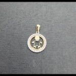 Colgante redondo oro amarillo 18 qt forma niño y con circonitas blancas engarzadas en oro blanco