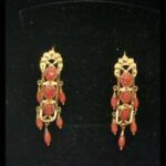 Pendientes oro amarillo 18 qt forma cigarronas con camafeos y piñon de coral,cierre tipo gancho