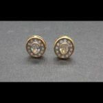 Pendientes oro amarillo 18 qt forma ovalada con circonitas blancas ,cierre Omega