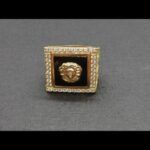 Sello oro amarillo 18 qt nº 23 forma Versace con piedra negra y circonitas blancas