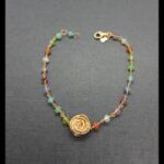 Pulsera oro amarillo 18 qt de Tous con motivo forma rosa y piedras preciosas de colores (18 cm)