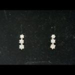 Pendientes oro blanco 18 qt semilargos con 3 cuerpos en forma estrella con puntas de brillantes ,cierre mariposa