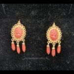 Pendientes oro amarillo 18k con carita y piñones en rojo, cierre tipo gancho cerrado