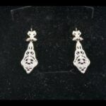 Pendientes oro amarillo y blanco 18 qt largos con circonitas blancas ,cierre catalán