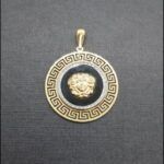Colgante oro amarillo 18 qt forma Versace con piedra negra y circonitas blancas