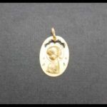 Medalla oro amarillo 18k con forma ovalada de la Virgen Niña