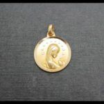 Medalla oro amarillo 18k con forma redonda de la virgen niña