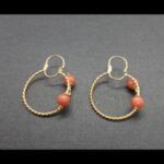 Argollas forma torneadas oro amarillo 18 qt con bola de coral