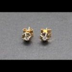 Pendientes cortos oro amarillo 18 qt con brillante de 0,08 qt engarzado sobre oro blanco ,cierre mariposa