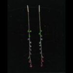 Pendientes oro blanco 18 qt con puntas de brillantes con cadena colgante de gemas de colores ,cierre mariposa