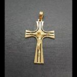 Cruz oro amarillo 18 qt con Cristo