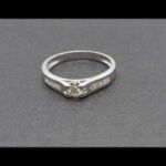Anillo oro blanco 18k tipo solitario con brillante de 0,2qtes y a cada lado 4 brillantes de 0,01qte cada uno, total; 0,28qtes nº 25