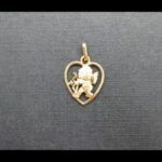 Colgante oro amarillo 18k con forma de corazón con Cúpido