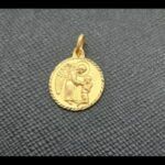 Medalla oro amarillo 18k con la imagen de un ángel con niño