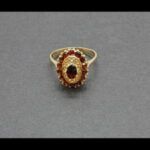 Anillo oro amarillo 18k con forma ovalada decorado con piedras marrones nº 16,5