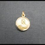 Medalla oro a amarillo 18k del escapulario con la imagen de Maria Auxiliadora