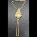 Manita oro amarillo 18k de la silueta de la virgen del Rocio rodeada de circonitas