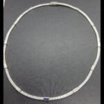 Gargantilla oro blanco 18k semirigida cuajada de circonitas