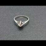Anillo oro blanco 18k tipo solitario con brillante de 0,08qtes engarzado en garras nº 13
