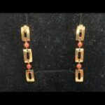 Pendientes oro amarillo 18k largos con forma de rectangulos y bolitas rojas, cierre tipo mariposa
