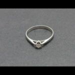Anillo oro blanco 18k tipo solitario con brillante de 0,10qtes nº 13,5