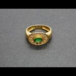 Anillo oro amarillo 18k con piedra verde rodeada de circonitas nº 16,5
